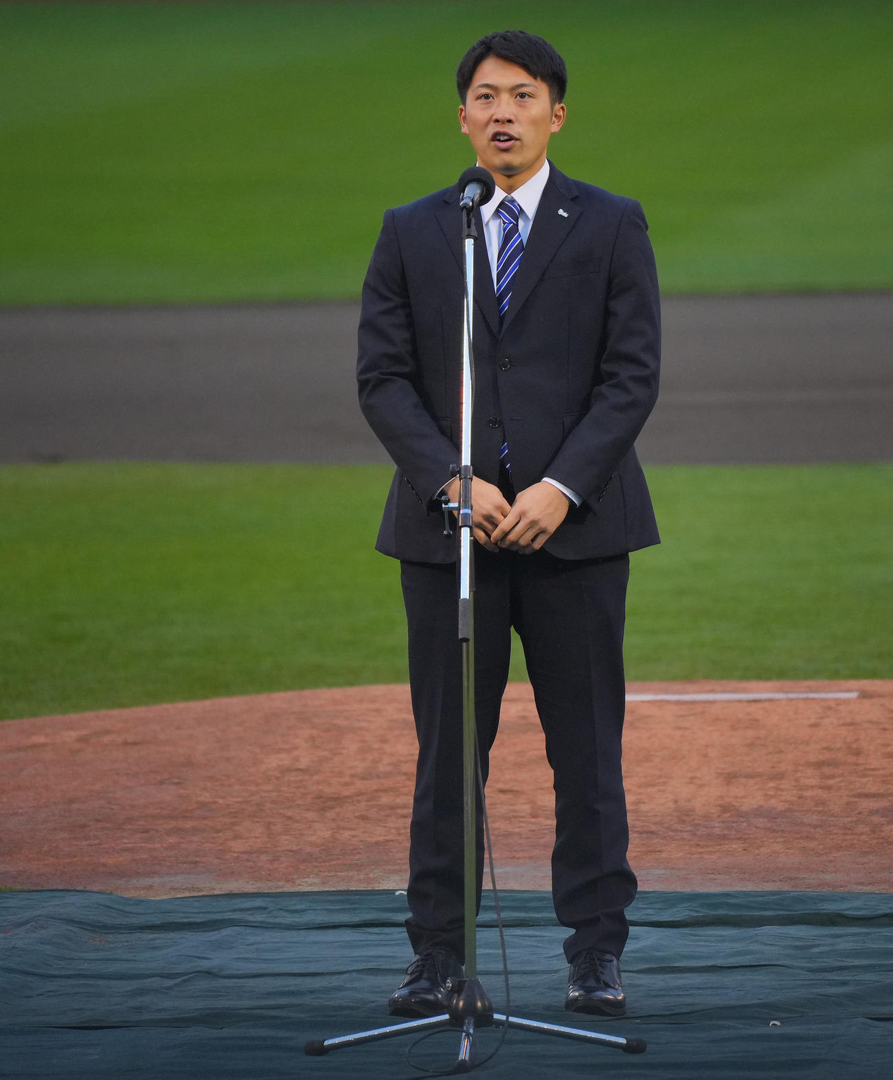ファン感謝祭の新人紹介であいさつする楽天伊藤（撮影・垰建太）