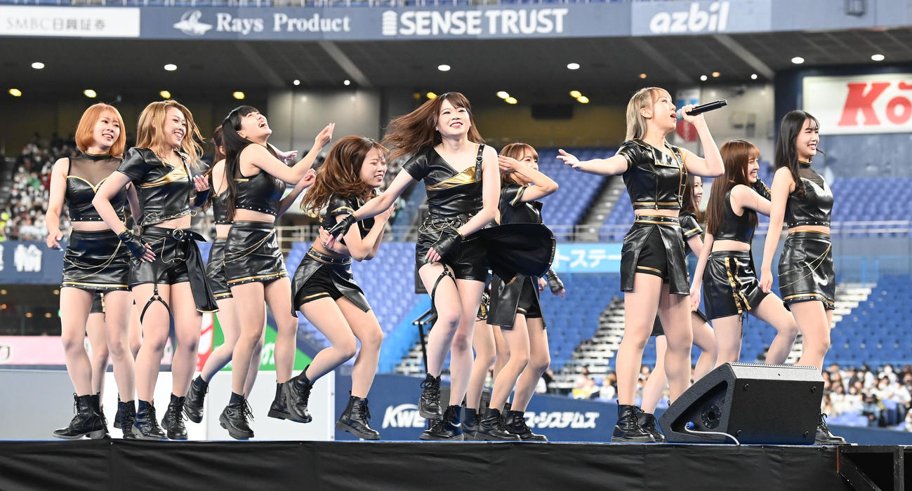 「Bs FanーFesta2022」でスペシャルパフォーマンスを披露するBsGIrls（撮影・前岡正明）