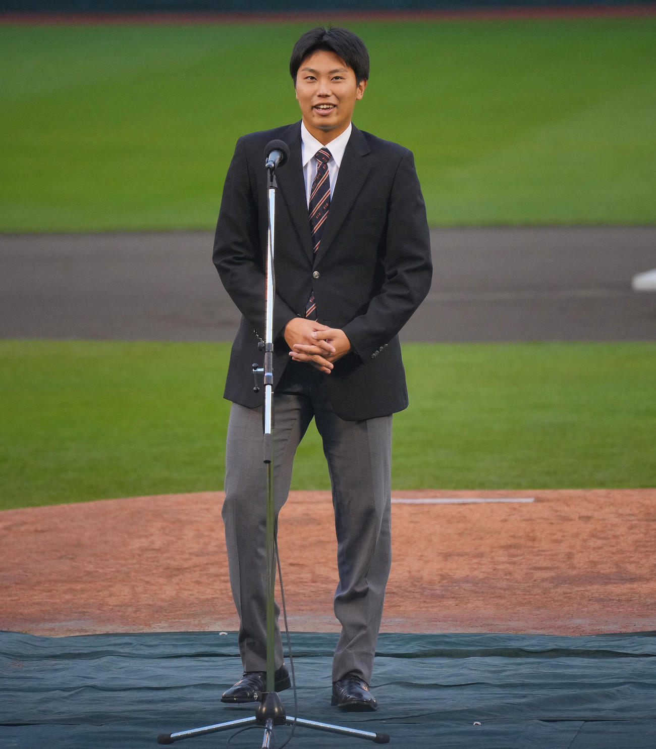 ファン感謝祭の新人紹介であいさつする楽天渡辺（撮影・垰建太）