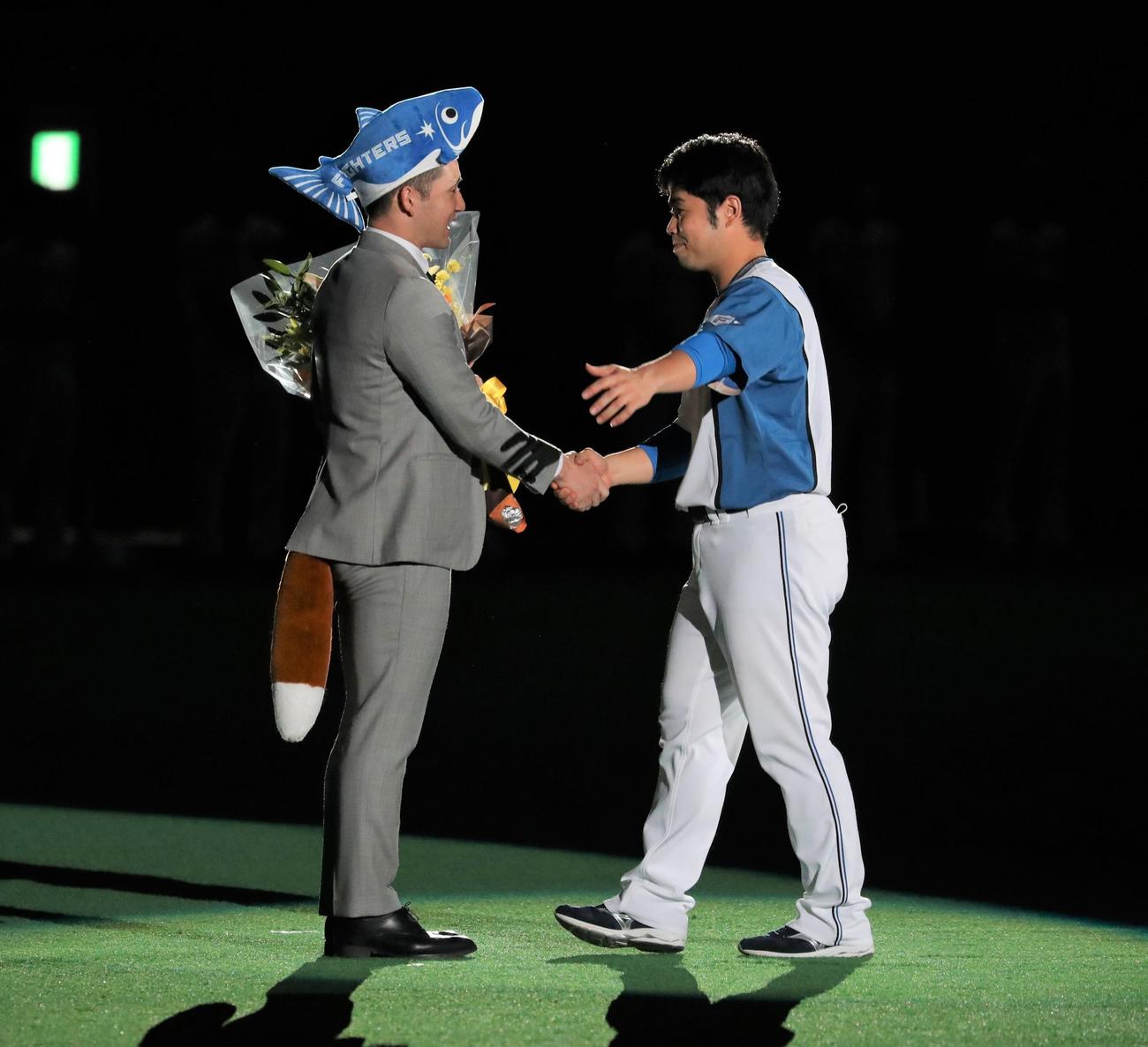 引退セレモニーで近藤（右）と握手する杉谷（撮影・黒川智章）