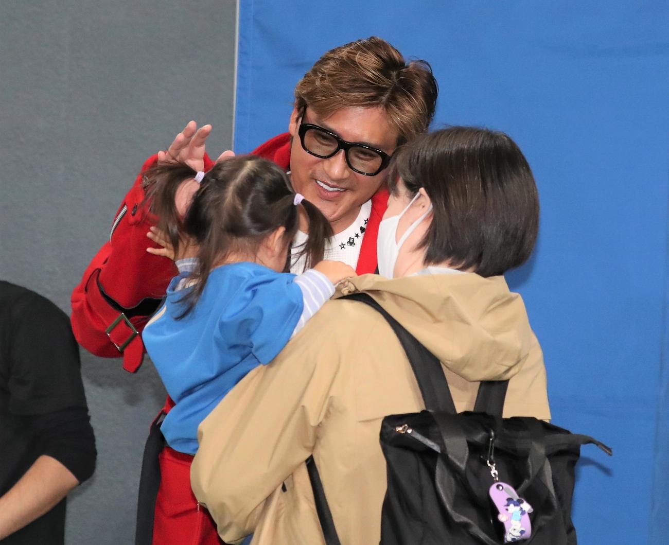 日本ハムファンフェスティバル　ファンの子どもの頭をなでる新庄監督（撮影・黒川智章）
