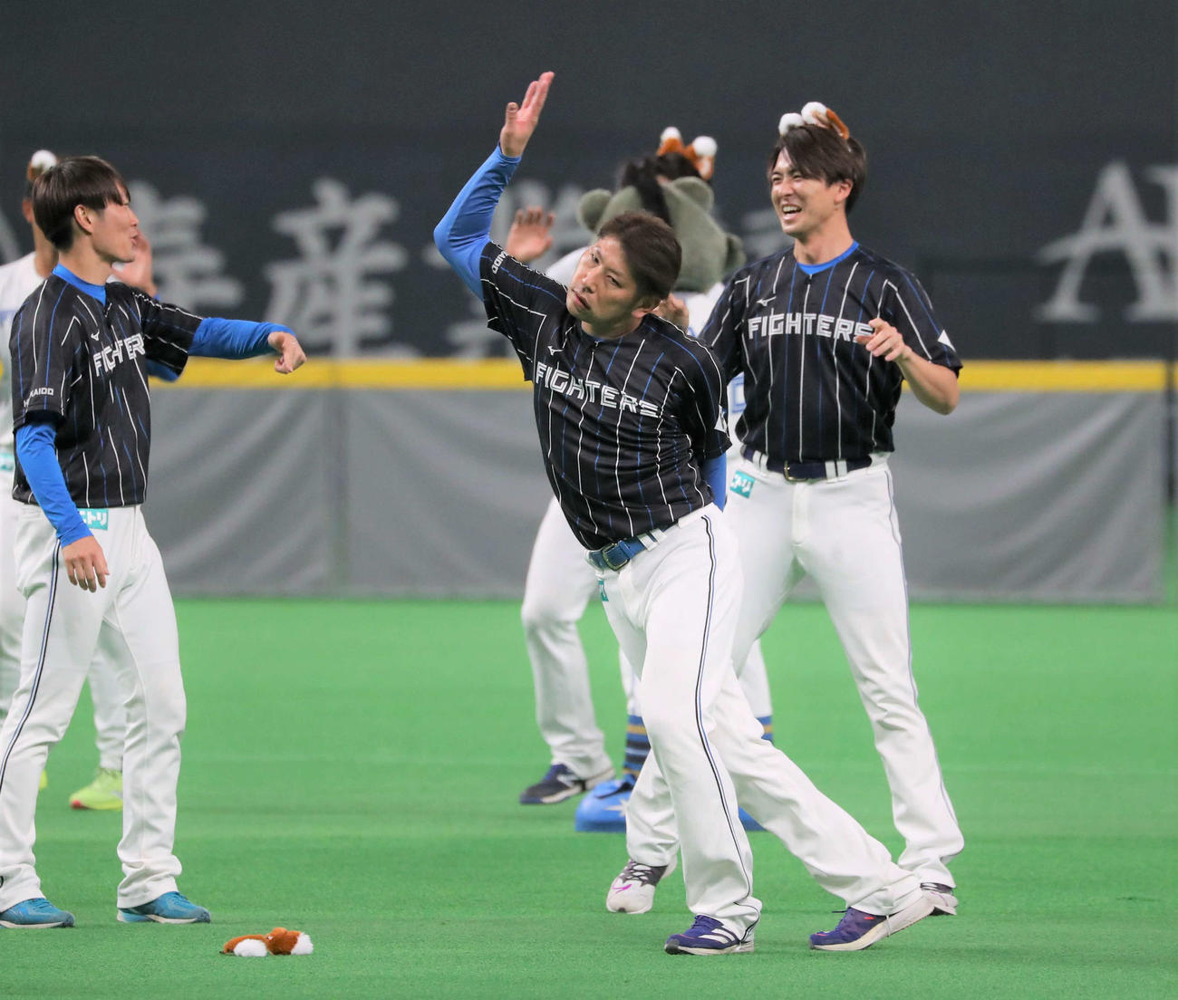独特な「きつねダンス」を踊る加藤（撮影・黒川智章）