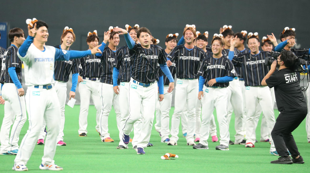 日本ハムファンフェスティバル2022で独特の「きつねダンス」を踊る加藤（中央）。それを見て爆笑する選手たち（撮影・佐藤翔太）