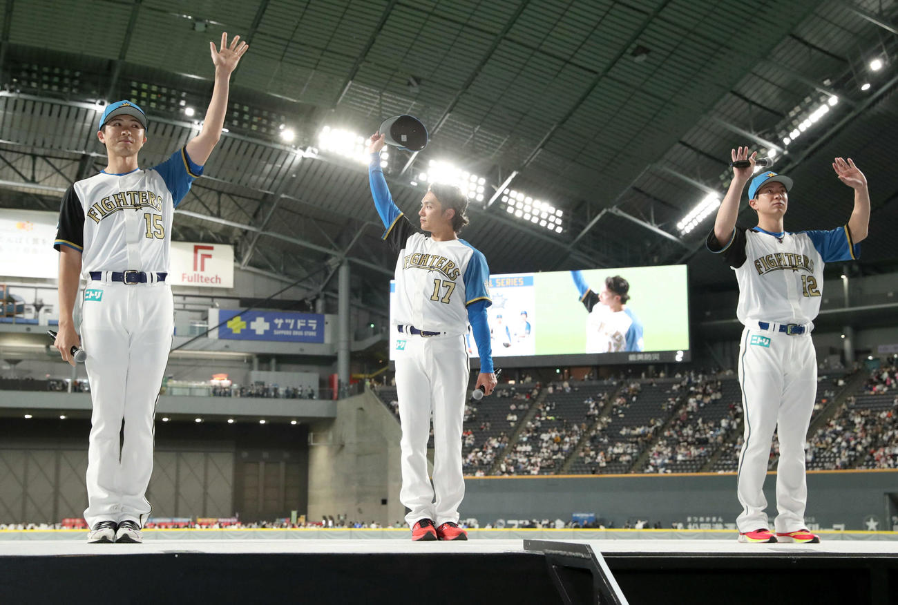 北海道移転20周年を記念するユニホームを披露する左から日本ハム上沢、伊藤、松本剛（撮影・佐藤翔太）