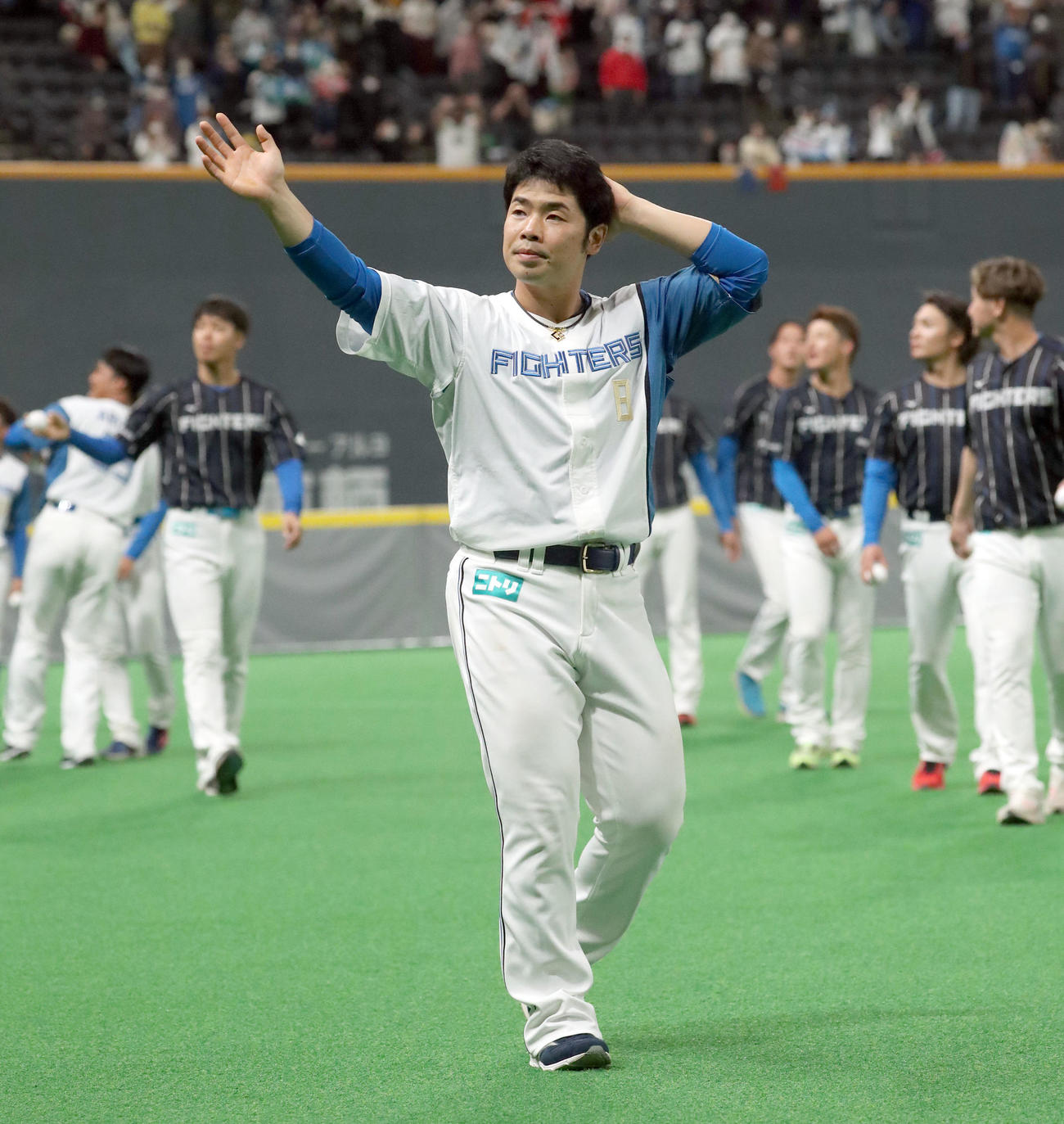 日本ハムファンフェスティバル2022を終え、スタンド応援席のファンに手を振りながら引き揚げる近藤（撮影・佐藤翔太）