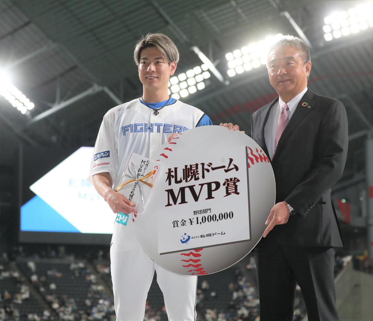 日本ハムファンフェスティバル　札幌ドームMVP賞を受賞した松本剛（左）（撮影・黒川智章）
