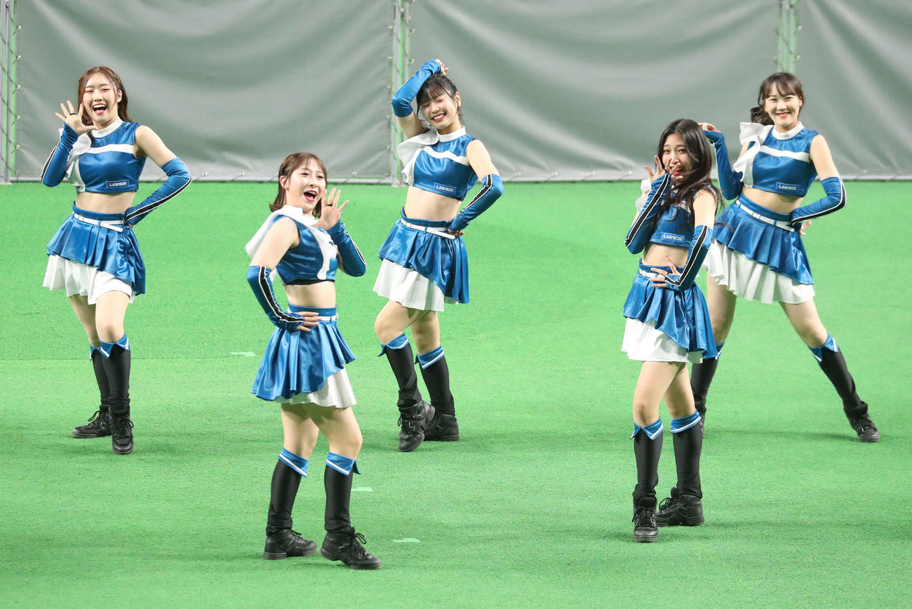 日本ハムファンフェスティバル2022で踊るファイターズガール（撮影・佐藤翔太）