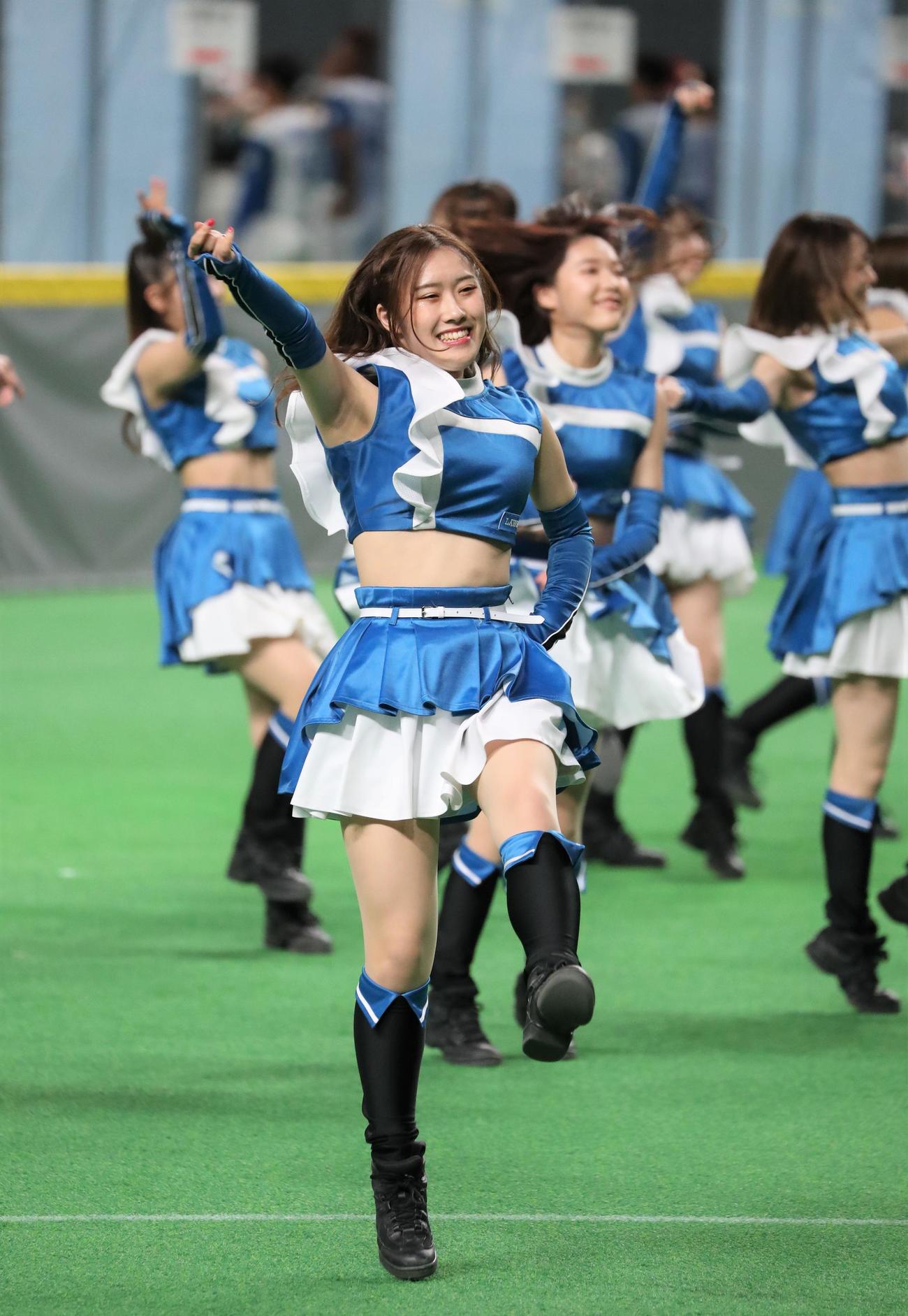 ダンスを披露するファイターズガール（撮影・黒川智章）