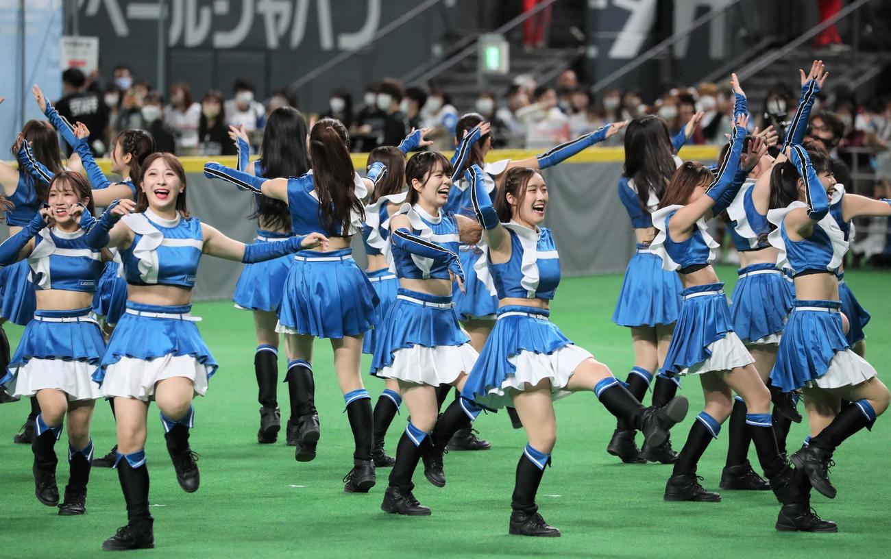 ダンスを披露するファイターズガール（撮影・黒川智章）