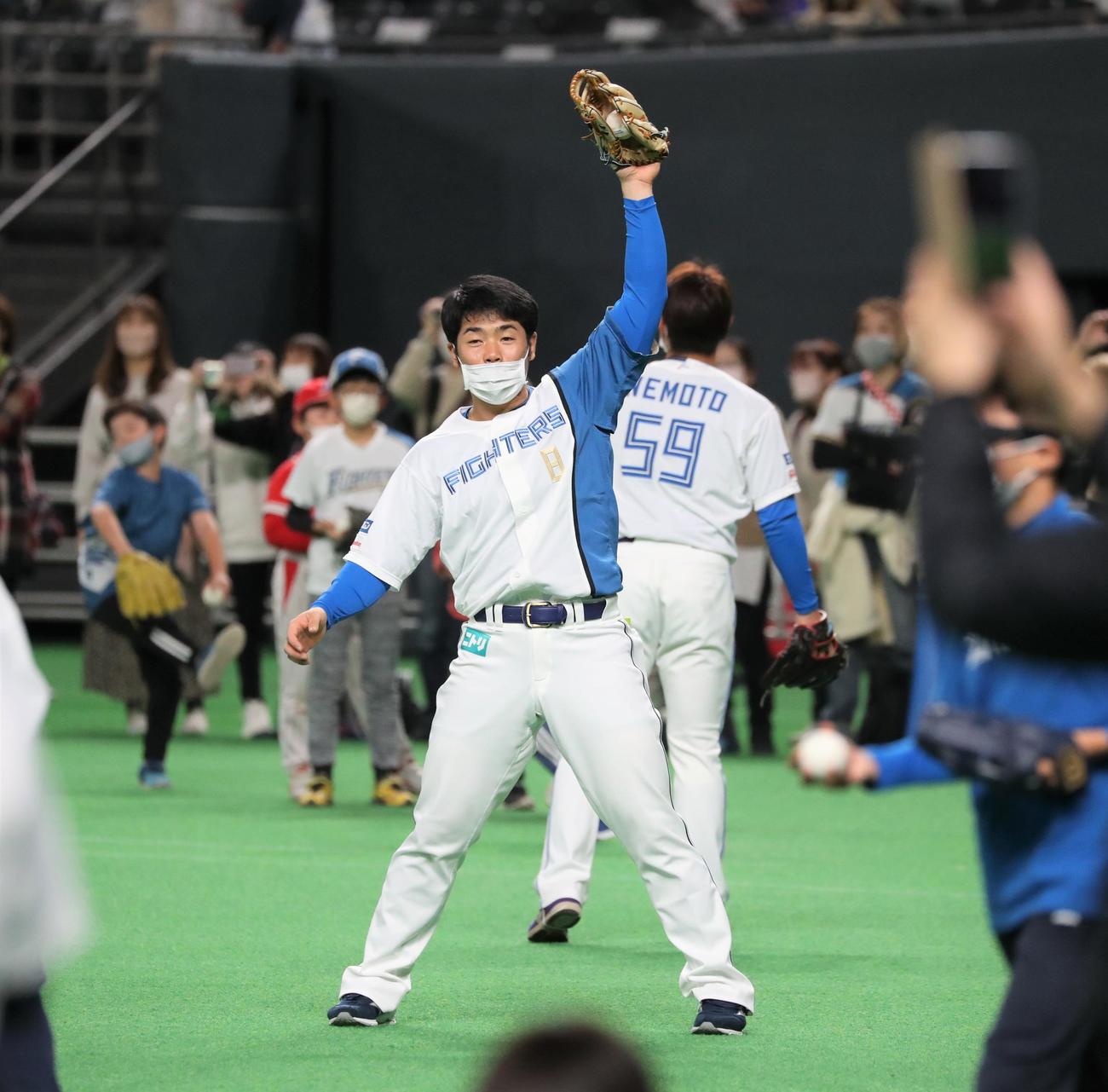 日本ハムファンフェスティバル　子どもたちとキャッチボールする近藤（撮影・黒川智章）