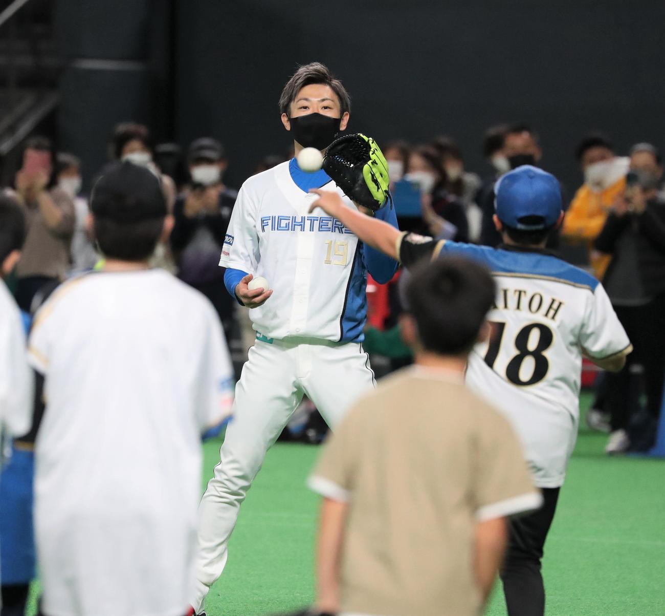 子どもたちとキャッチボールする金子（撮影・黒川智章）