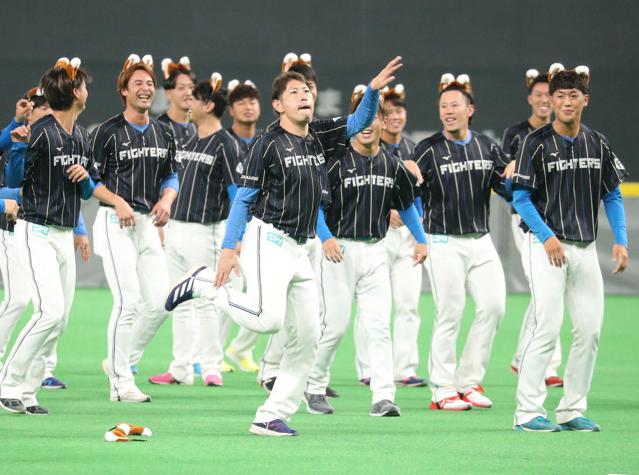 日本ハムファンフェスティバル2022で「きつねダンス」を踊る加藤（中央）（撮影・佐藤翔太）