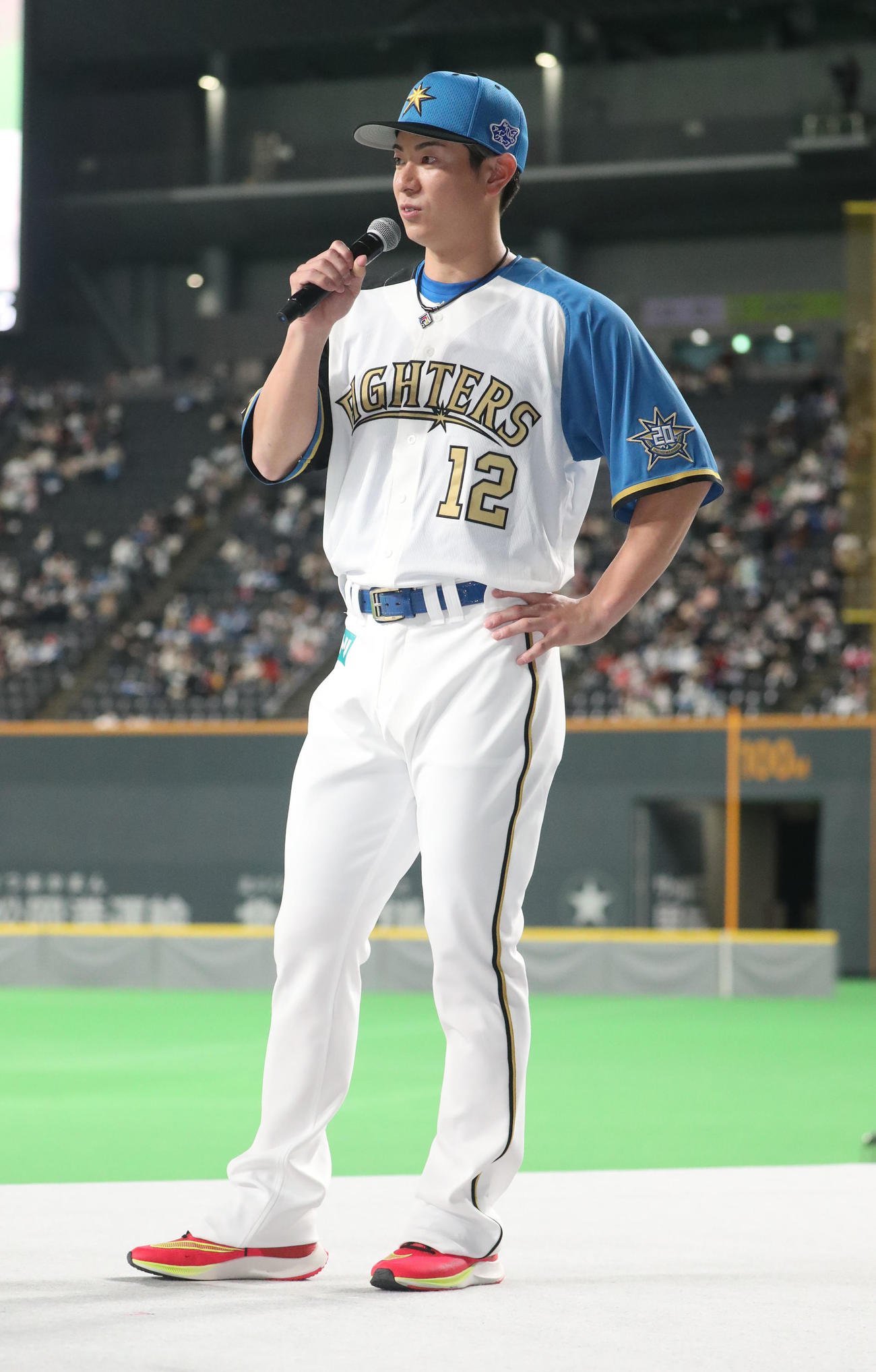 北海道移転20周年を記念するユニホームを披露する日本ハム松本剛（撮影・佐藤翔太）