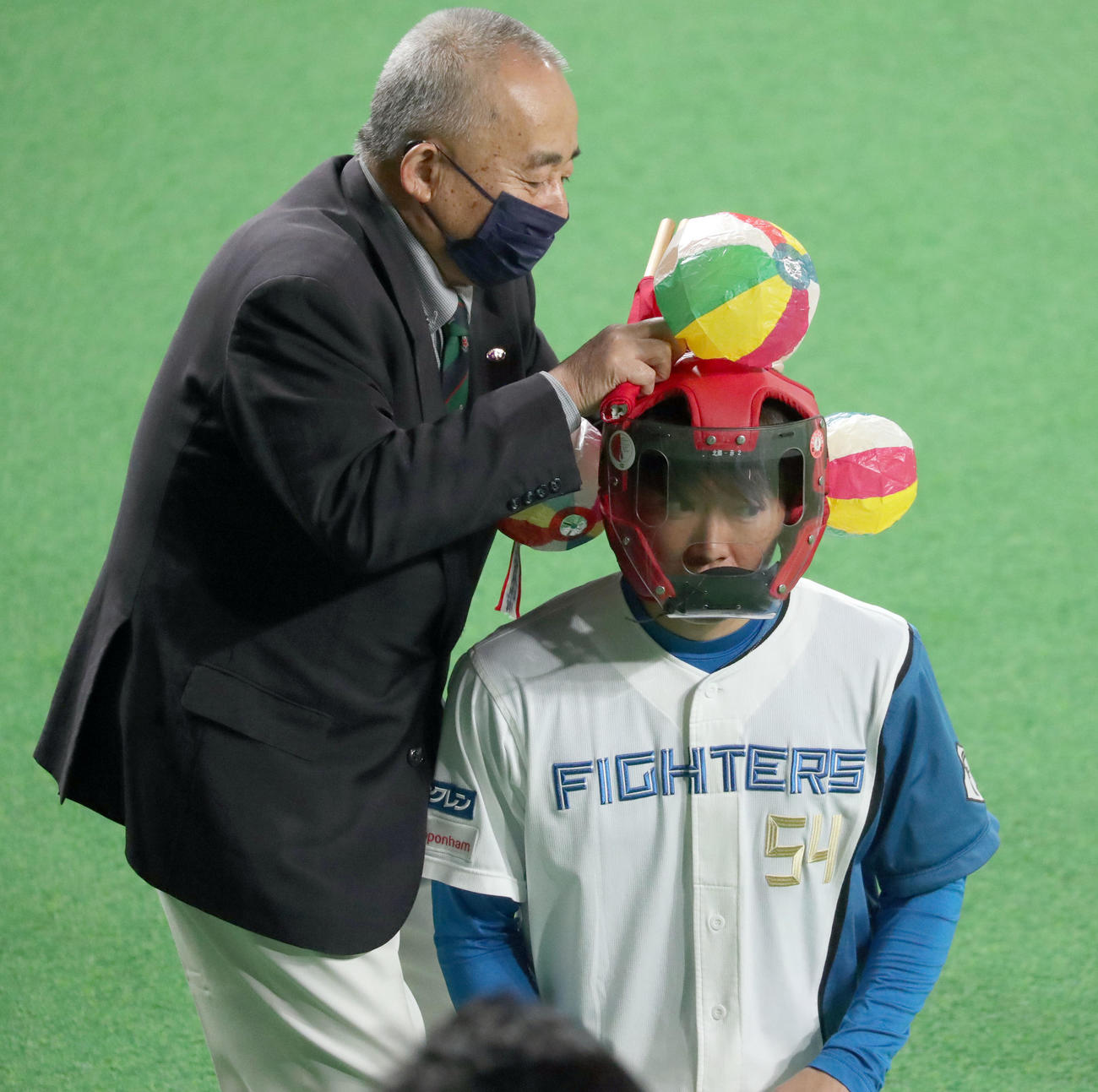 日本ハムファンフェスティバル2022のスポーツチャンバラ対決に参加し風船をつけてもらう玉井（撮影・佐藤翔太）