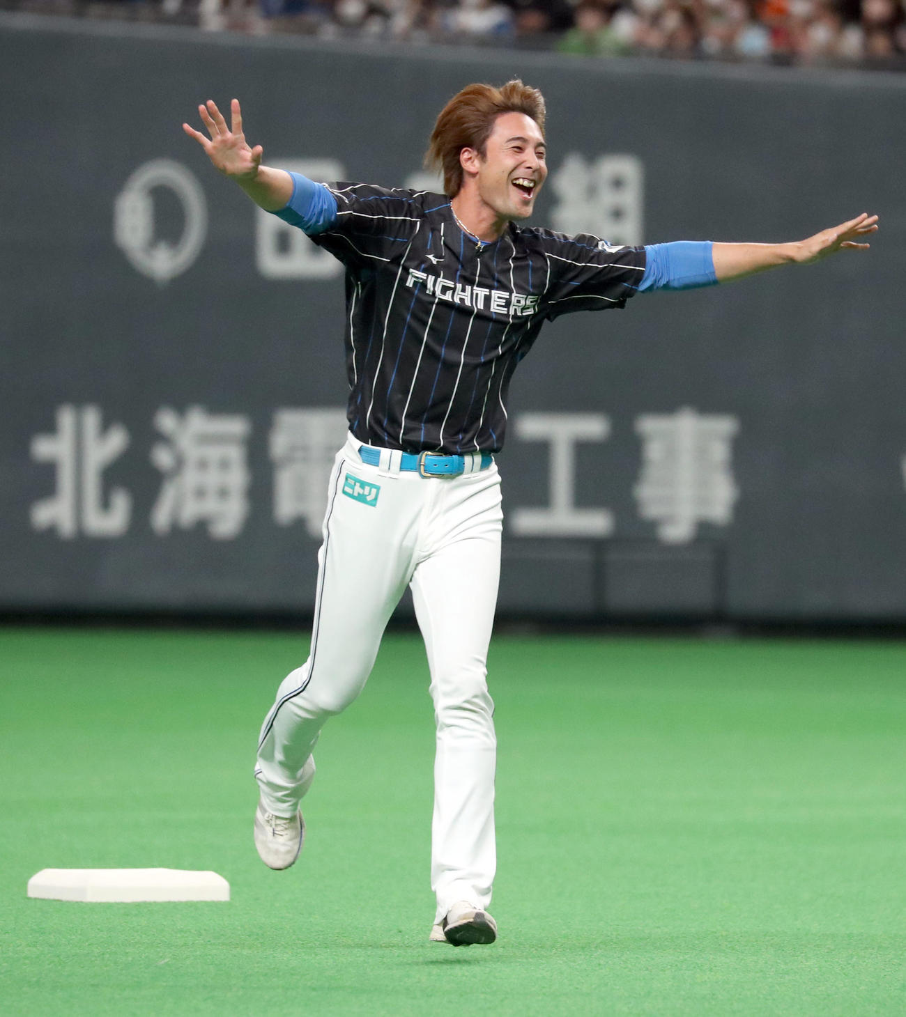 日本ハムファンフェスティバル2022のソフトボール最強決定戦で先頭打者本塁打を放つ上原（撮影・佐藤翔太）