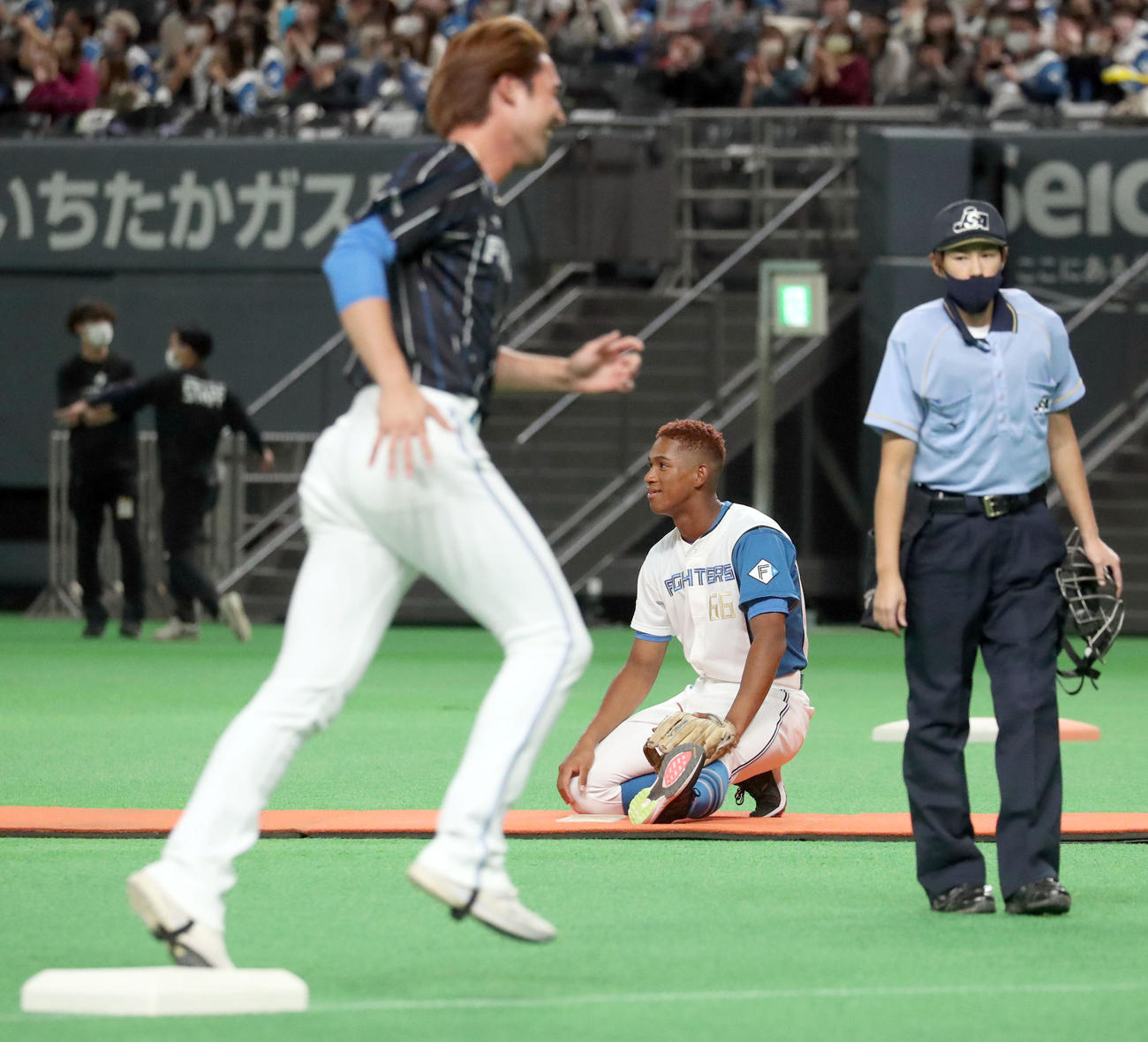 日本ハムファンフェスティバル2022のソフトボール最強決定戦で上原（左手前）に先頭打者本塁打を浴びる万波（撮影・佐藤翔太）