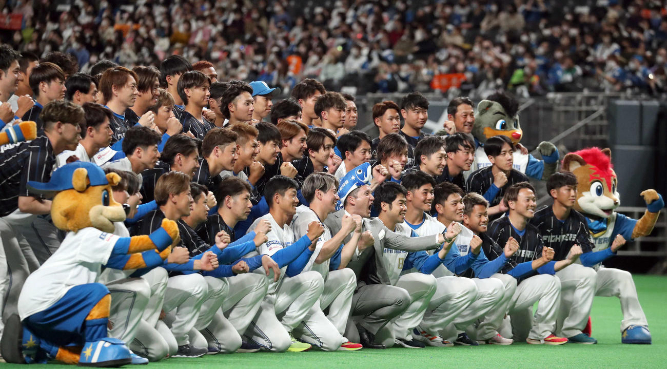 引退セレモニーを終え選手たちと一緒に記念撮影をする日本ハム杉谷（下段中央）（撮影・佐藤翔太）