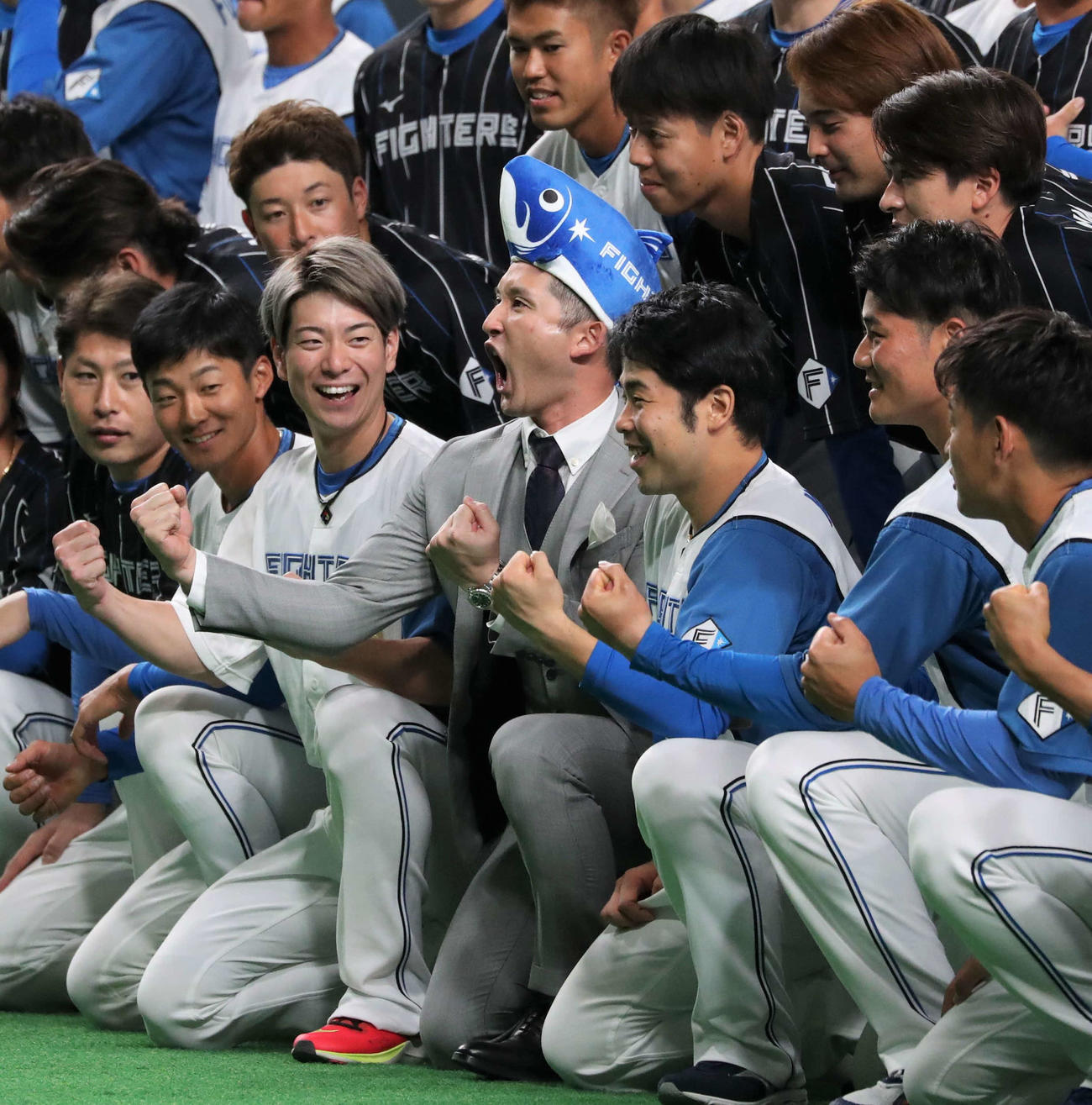 引退セレモニーの記念撮影で叫ぶ杉谷（中央）（撮影・黒川智章）