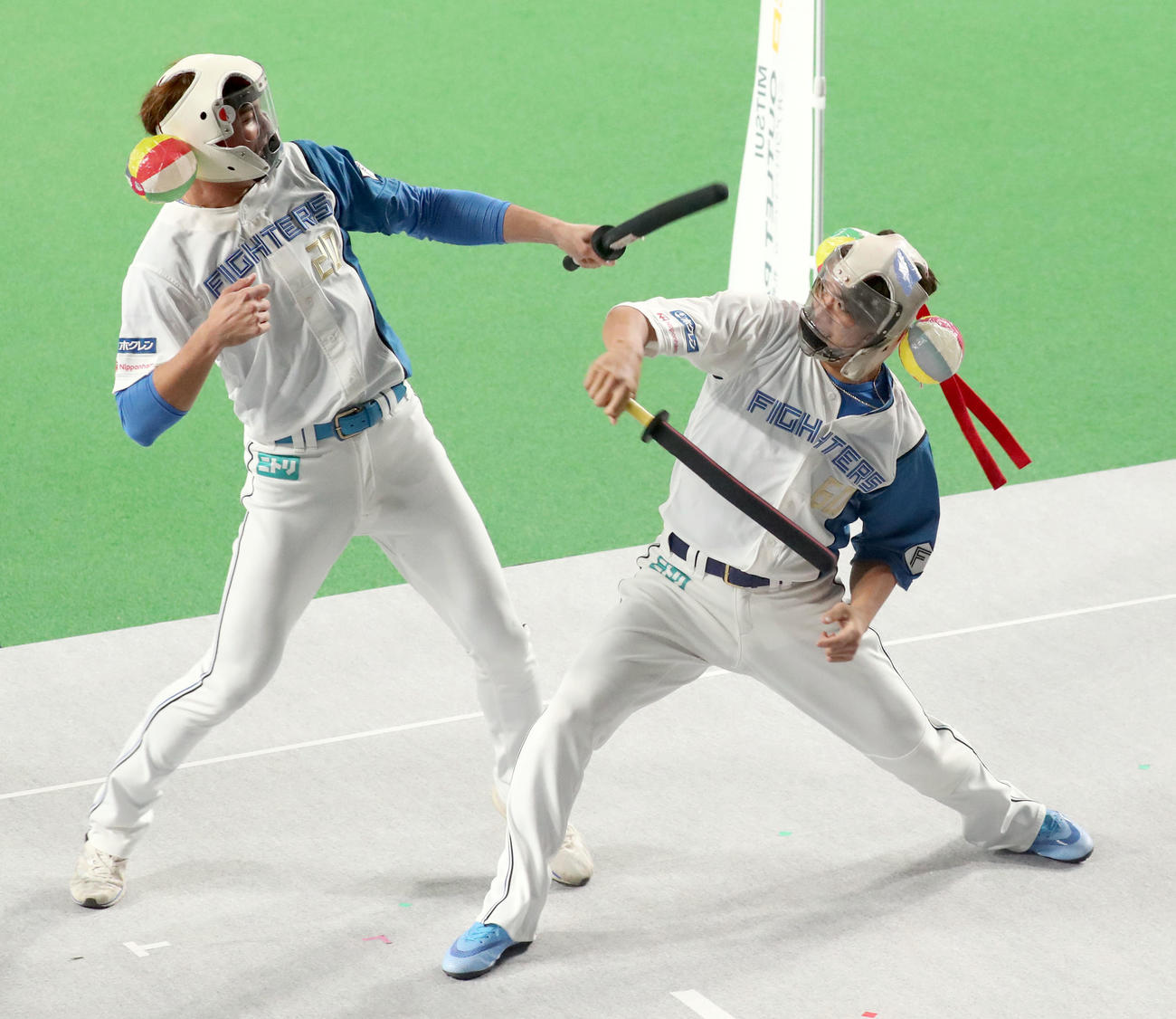 日本ハムファンフェスティバル2022のスポーツチャンバラ対決をする上原（左）と郡（撮影・佐藤翔太）