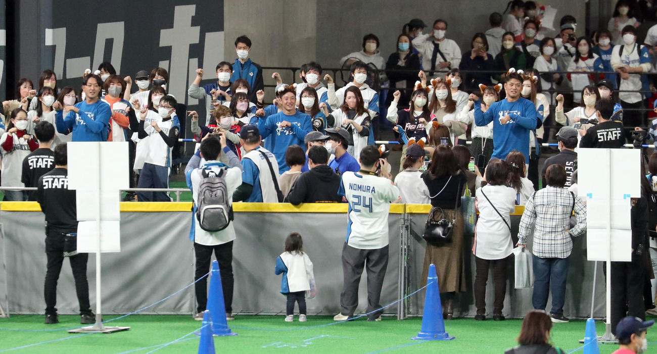 日本ハムファンフェスティバル2022でファンと共に「きつねダンス」を踊る吉田（中央）ら選手たち（撮影・佐藤翔太）