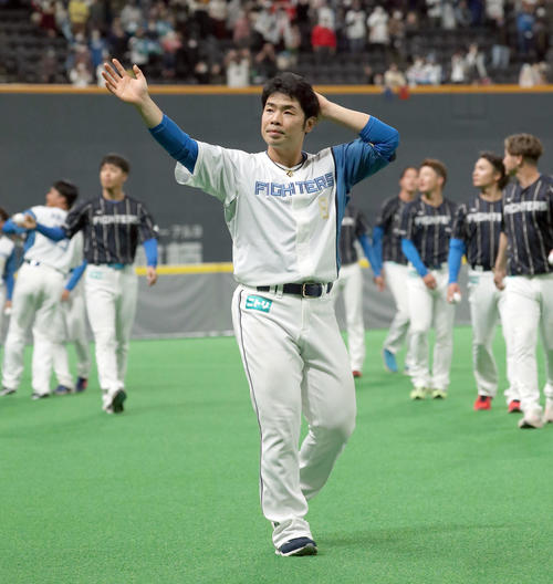 日本ハムファンフェスティバル2022を終え、スタンド応援席のファンに手を振りながら引き揚げる近藤(撮影・佐藤翔太)