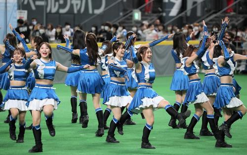 ダンスを披露するファイターズガール(撮影・黒川智章)