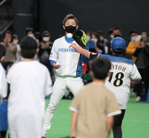 子どもたちとキャッチボールする金子(撮影・黒川智章)