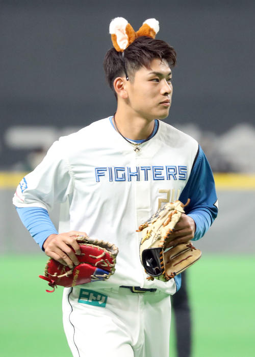 日本ハムファンフェスティバル2022できつねの耳をつける野村(撮影・佐藤翔太)