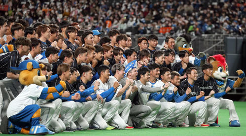引退セレモニーを終え選手たちと一緒に記念撮影をする日本ハム杉谷(下段中央)(撮影・佐藤翔太)