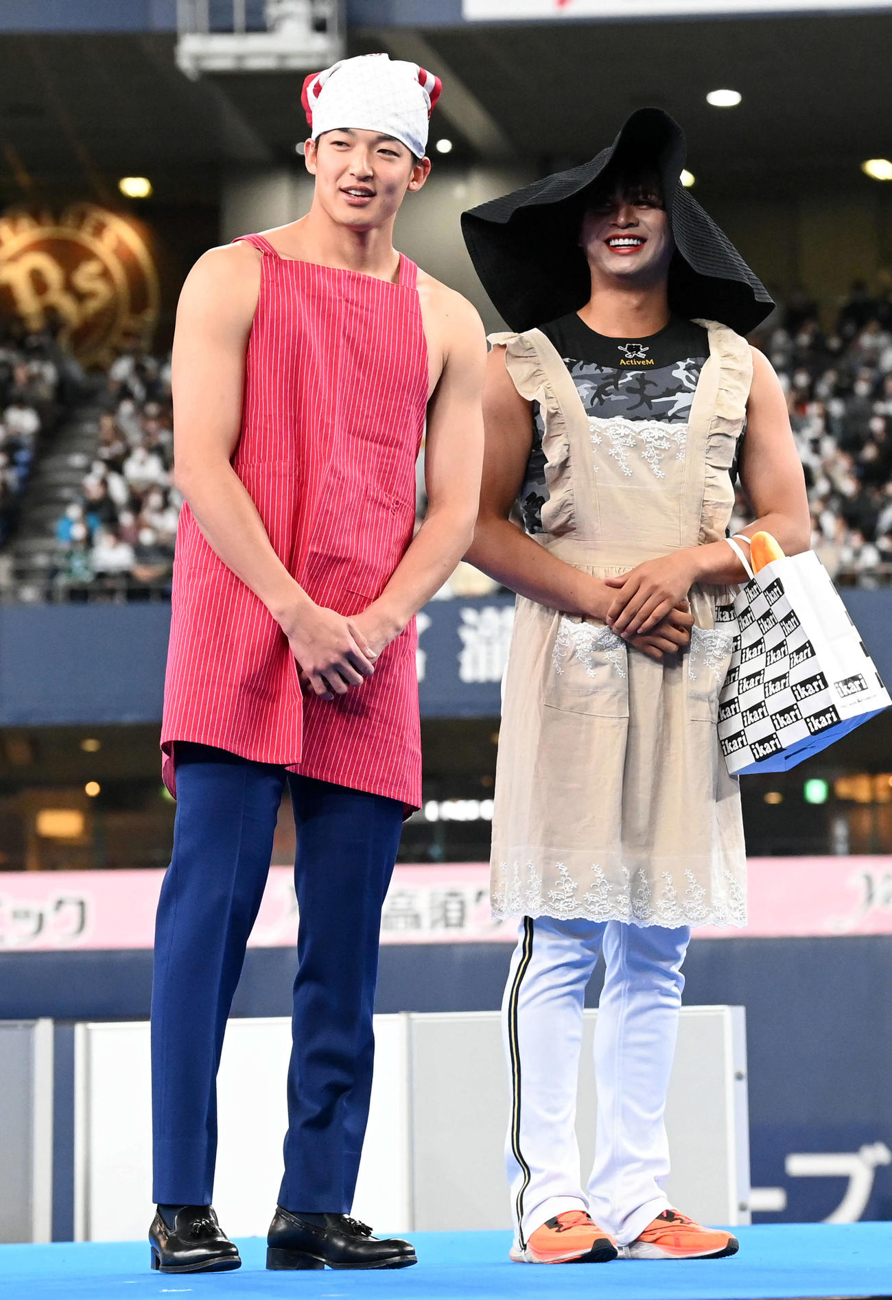 トレンド大賞にノミネートされた山崎颯の吹田の主婦」（左）と新たに登場した新キャラクター、宇田川の「芦屋のマダム」（撮影・前岡正明）
