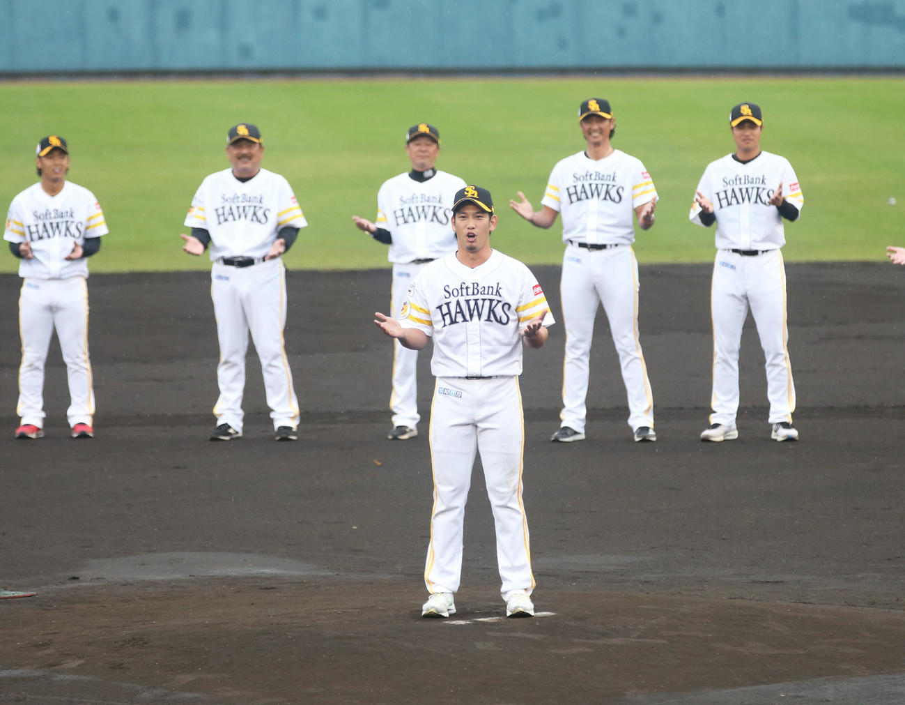 2022年11月18日秋季キャンプ最終日、円陣の中央で手締めを行う栗原陵矢