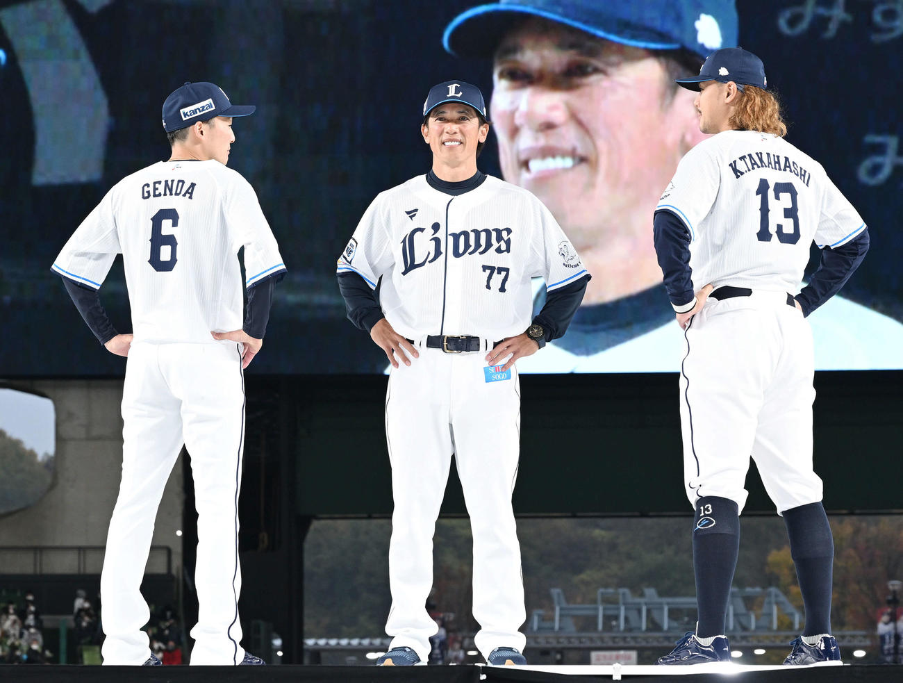 新ユニホームを披露する西武松井監督（中央）。左は源田（左）と高橋（撮影・滝沢徹郎）