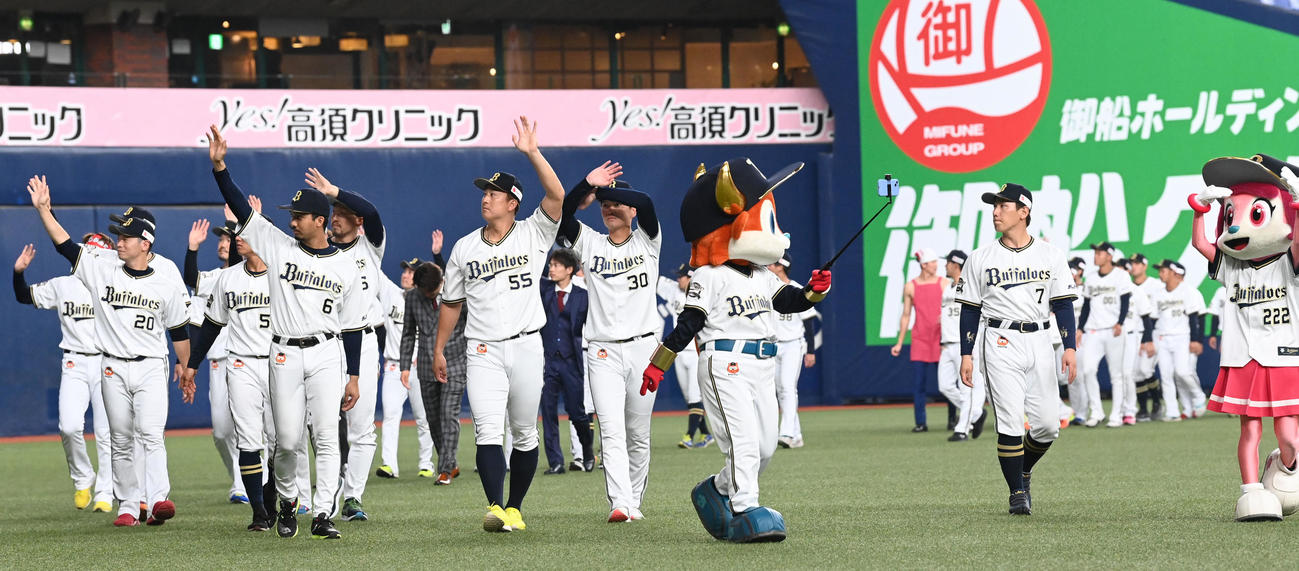 「Bs FanーFesta2022」で場内を1周するオリックスナイン（撮影・前岡正明）