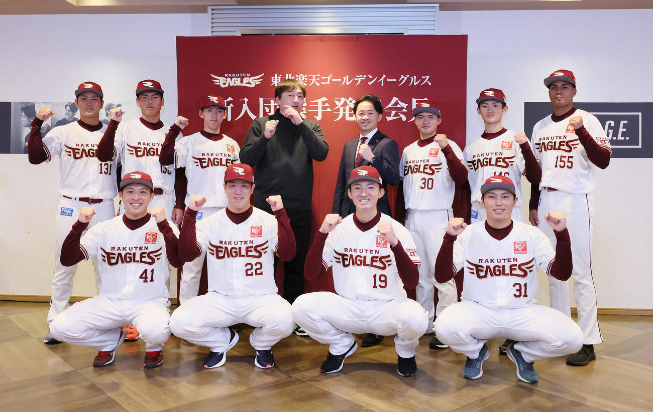 記念写真に納まる楽天新人選手たち。前列左から伊藤茉、小孫、荘司、渡辺翔、後列左から永田、古賀、、石井GM兼監督、米田社長、平良、辰見、竹下