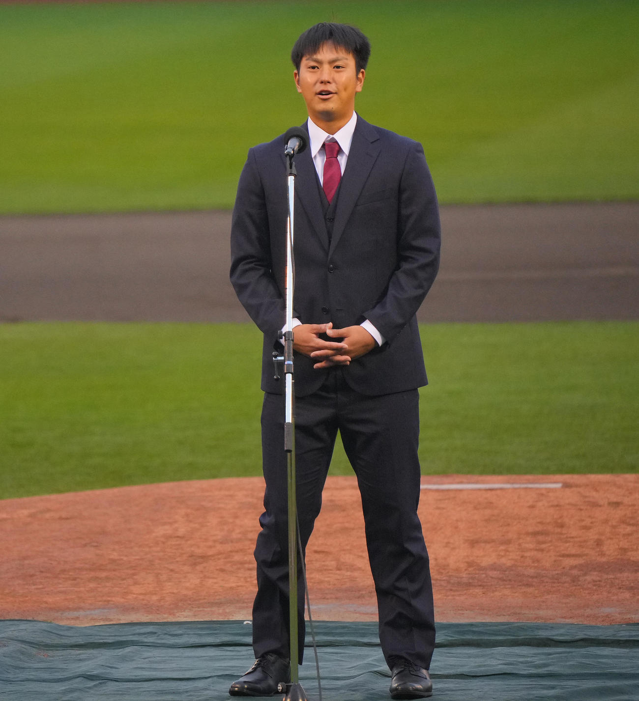 ファン感謝祭の新人紹介であいさつする楽天永田（撮影・垰建太）