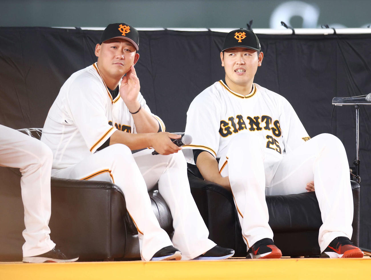 巨人ファン感謝デー　ステージでトークする巨人中田（左）と岡本和（撮影・河田真司）