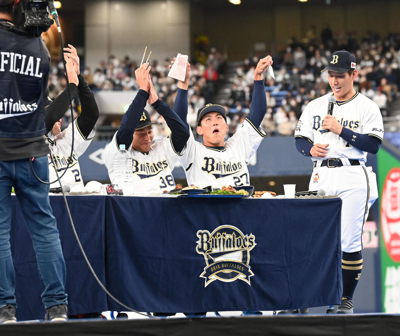 大食いバトル！で天使カードを引き喜ぶ、左から紅林、来田、元。右はチームを率いる吉田正監督（撮影・前岡正明）