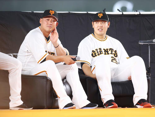 巨人ファン感謝デー　ステージでトークする巨人中田（左）と岡本和（撮影・河田真司）