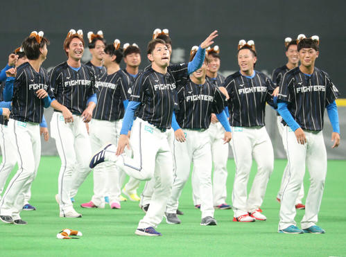 日本ハムファンフェスティバル2022で「きつねダンス」を踊る加藤（中央）（撮影・佐藤翔太）