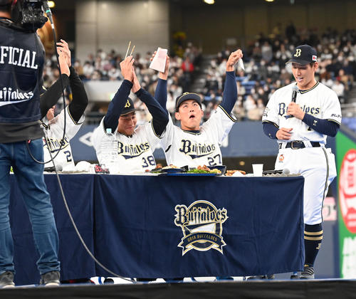 大食いバトル！で天使カードを引き喜ぶ、左から紅林、来田、元。右はチームを率いる吉田正監督（撮影・前岡正明）