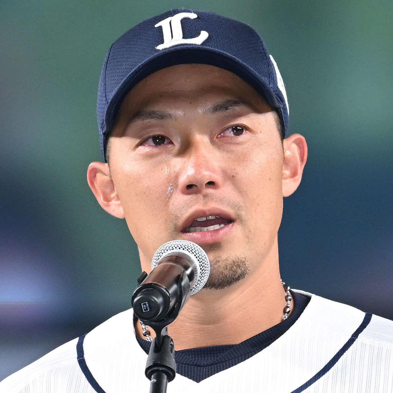 引退セレモニーのあいさつで涙を流す西武熊代（撮影・滝沢徹郎）