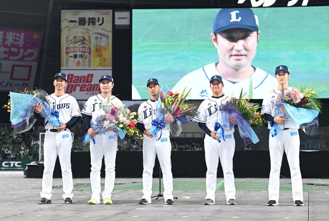 引退セレモニーを終え記念撮影する西武の、左から十亀、武隈、熊代、佐野、戸川（撮影・滝沢徹郎）