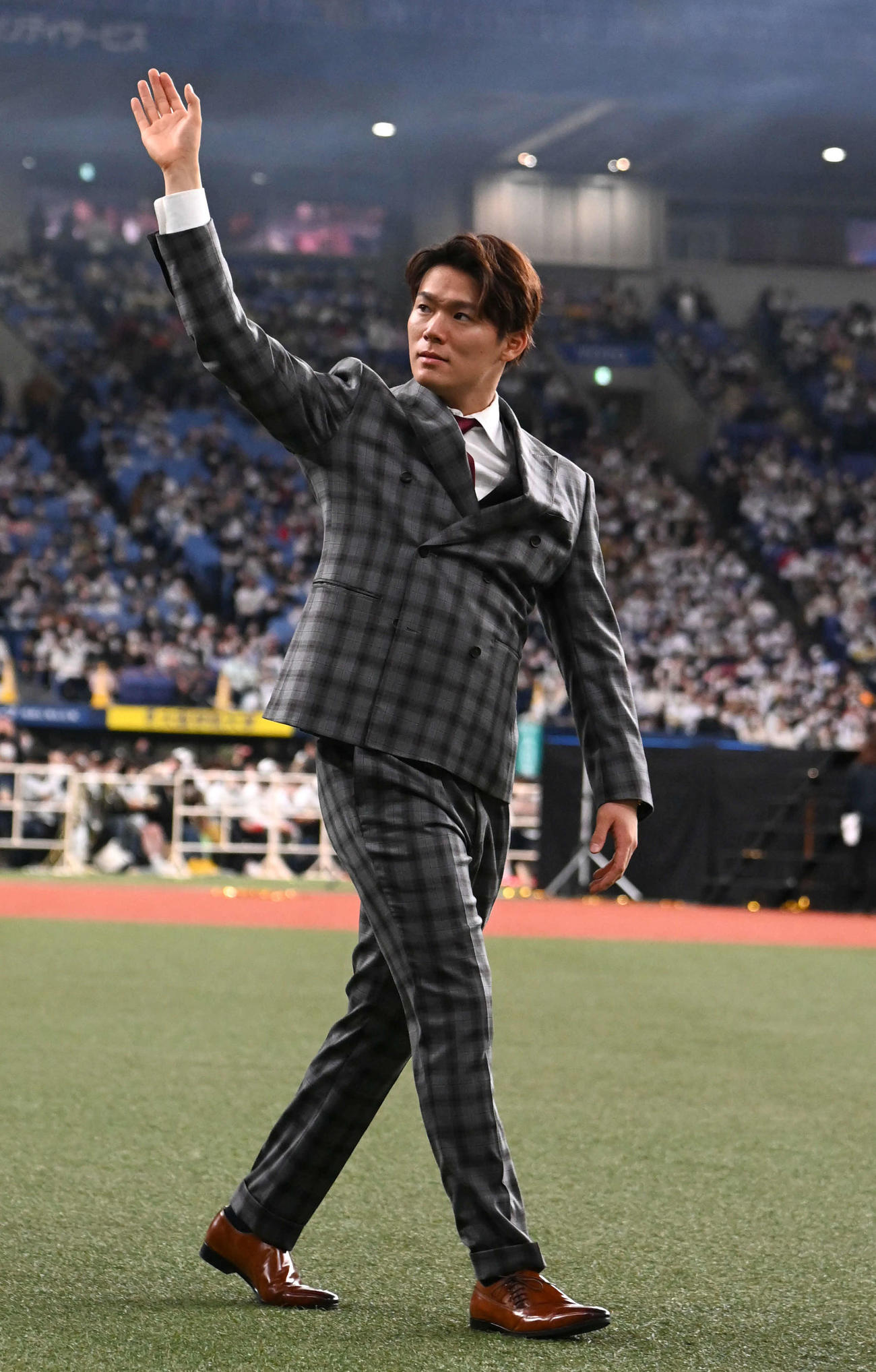 ファンに手を振るオリックス山本（撮影・石井愛子）