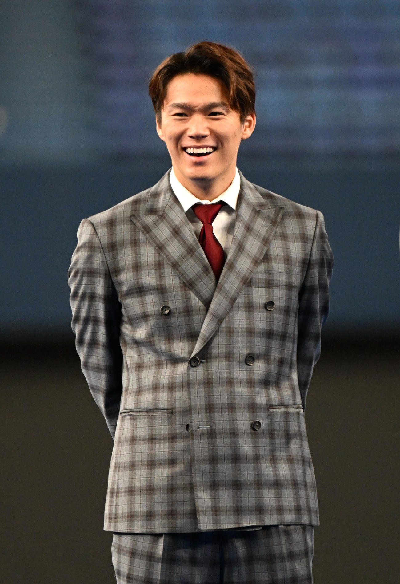 バッファローズトレンド大賞にノミネートされスーツ姿で登場したオリックス山本（撮影・石井愛子）