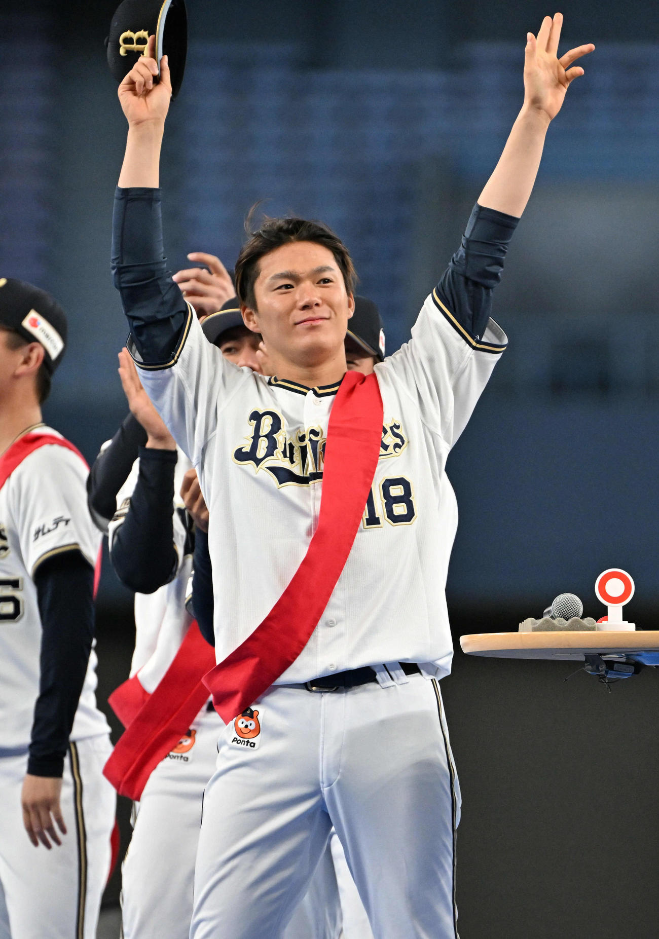 クイズバトルで笑顔を見せるオリックス山本（撮影・石井愛子）