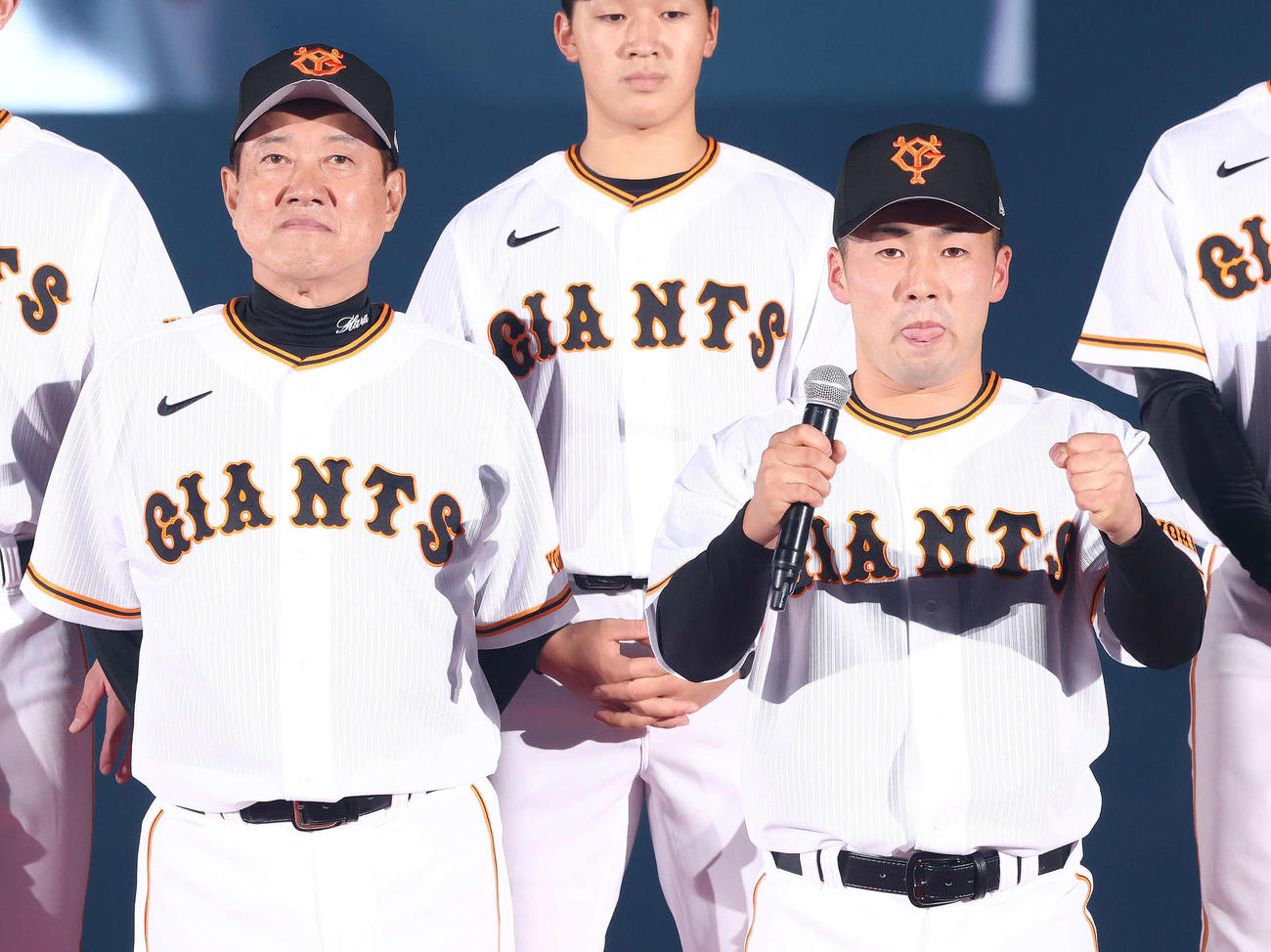 巨人ファン感謝デー　新入団選手発表でステージに上がりあいさつする巨人ドラフト1位の浅野（右）はガッツポーズでアピールする。左は原監督（撮影・河田真司）