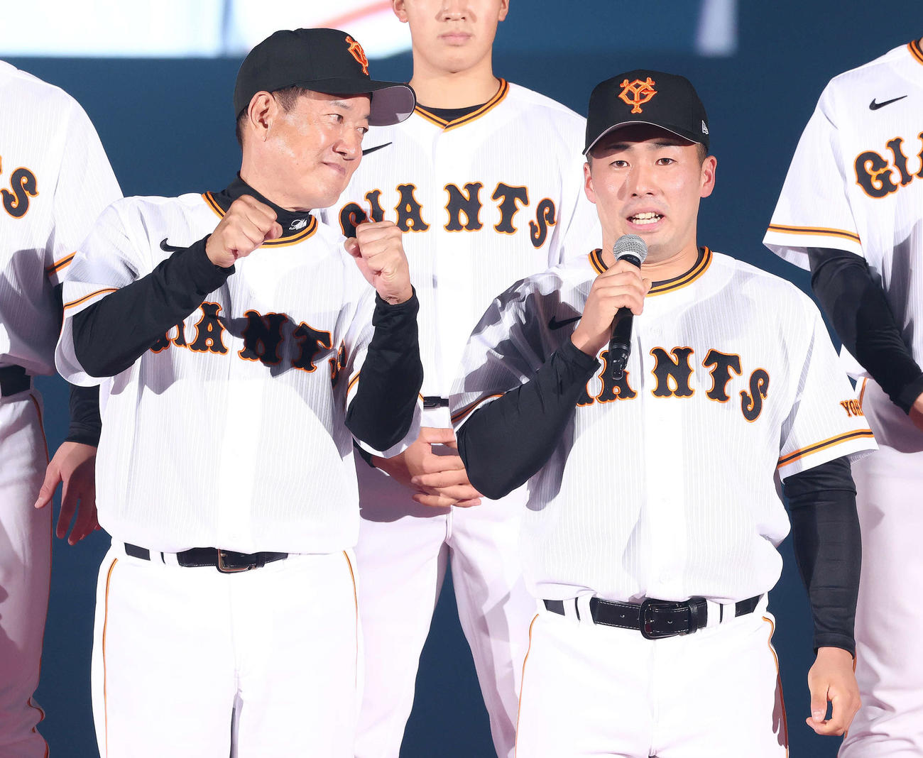 巨人ファン感謝デー　新入団選手発表のあいさつする巨人ドラフト1位の浅野（右）にガッツポーズする原監督（撮影・河田真司）