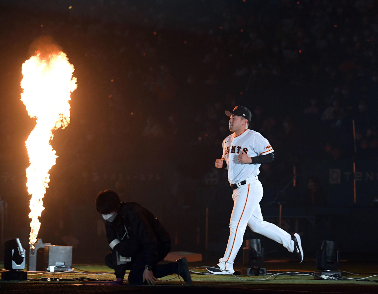 新入団選手発表で登壇する巨人浅野（撮影・たえ見朱実）