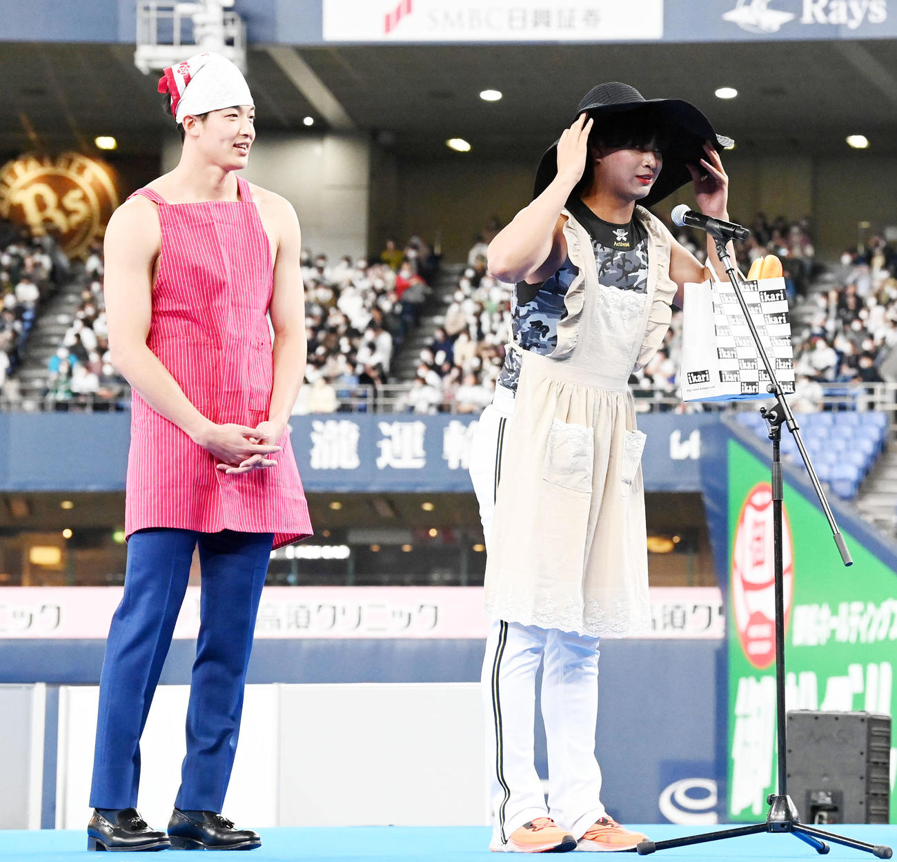 トレンド大賞にノミネートされた山崎颯の吹田の主婦」（左）と新たに登場した新キャラクター、宇田川の「芦屋のマダム」（撮影・前岡正明）