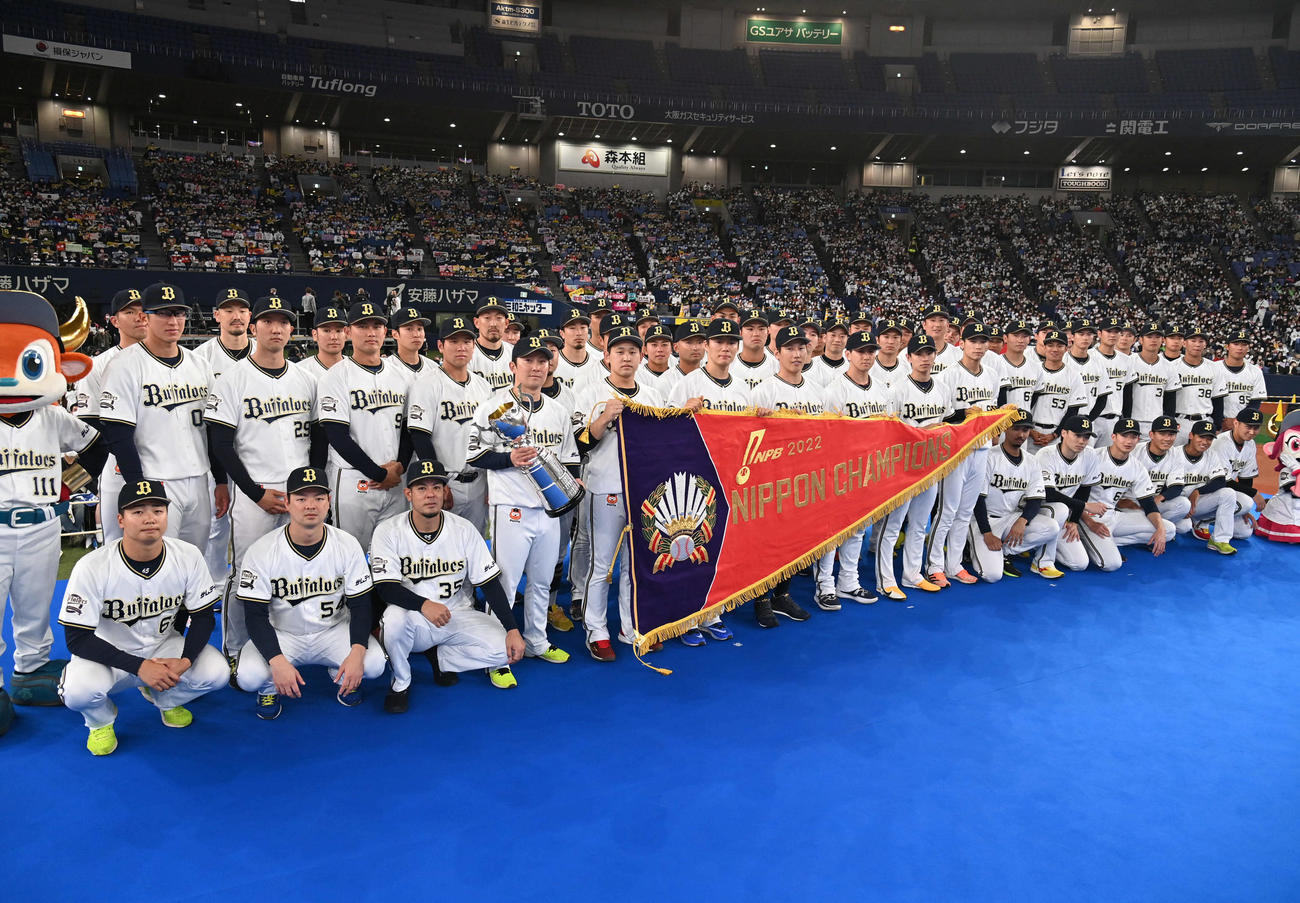記念撮影をするオリックスナイン（撮影・石井愛子）